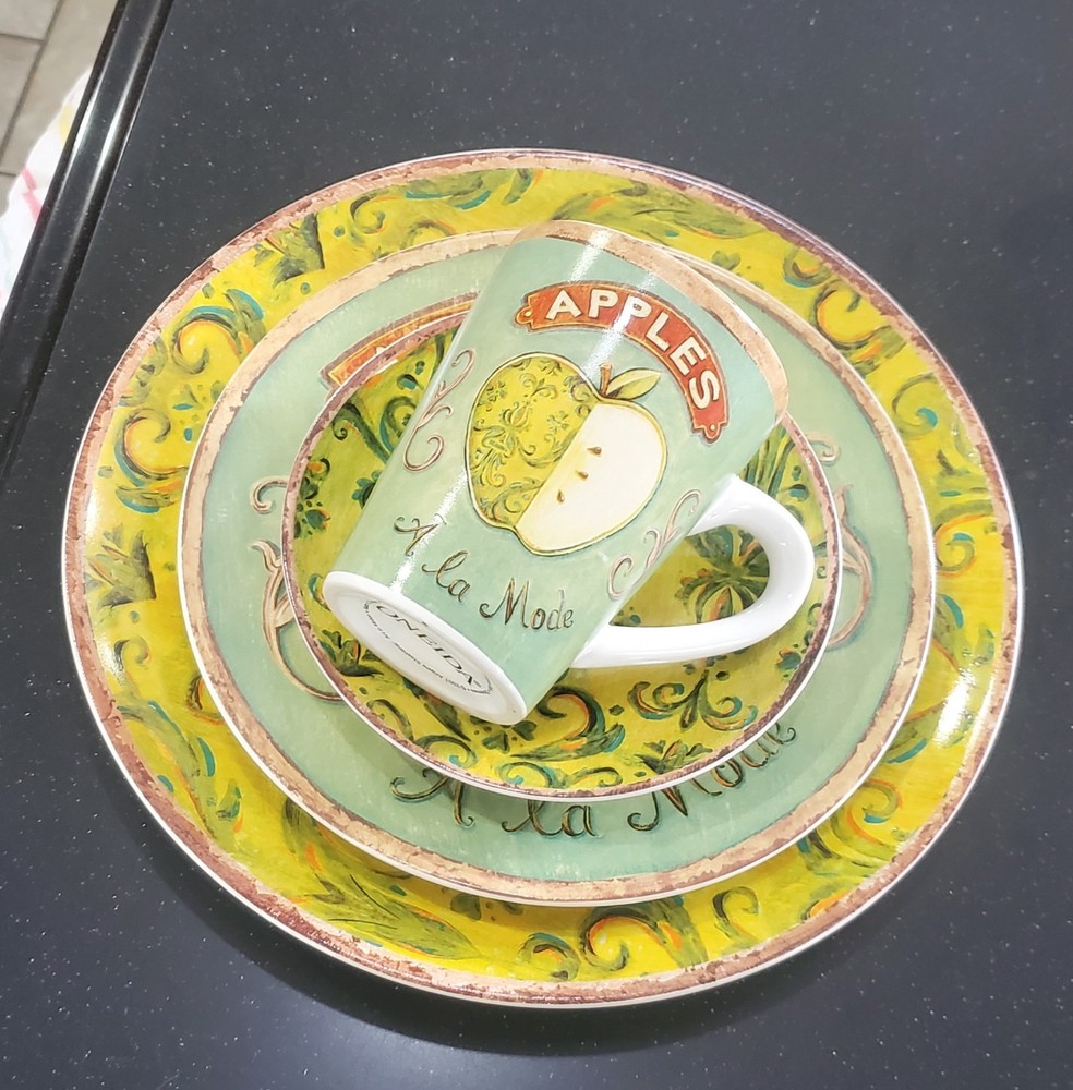 One) Vintage Oneida Ala Mode Collection 4pc Place Setting ~Apples~