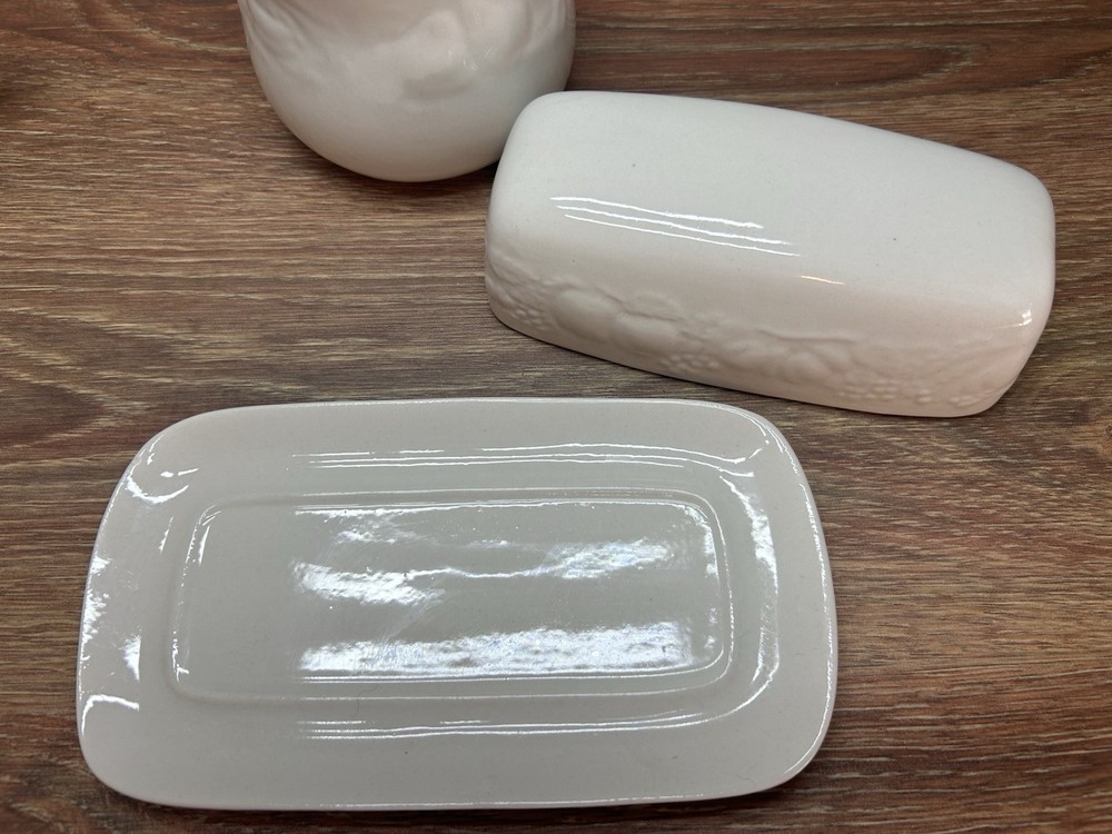 7 pc Tabletops Unlimited FRUIT DE BLANC Dinnerware Set ~ White Embossed Fruit