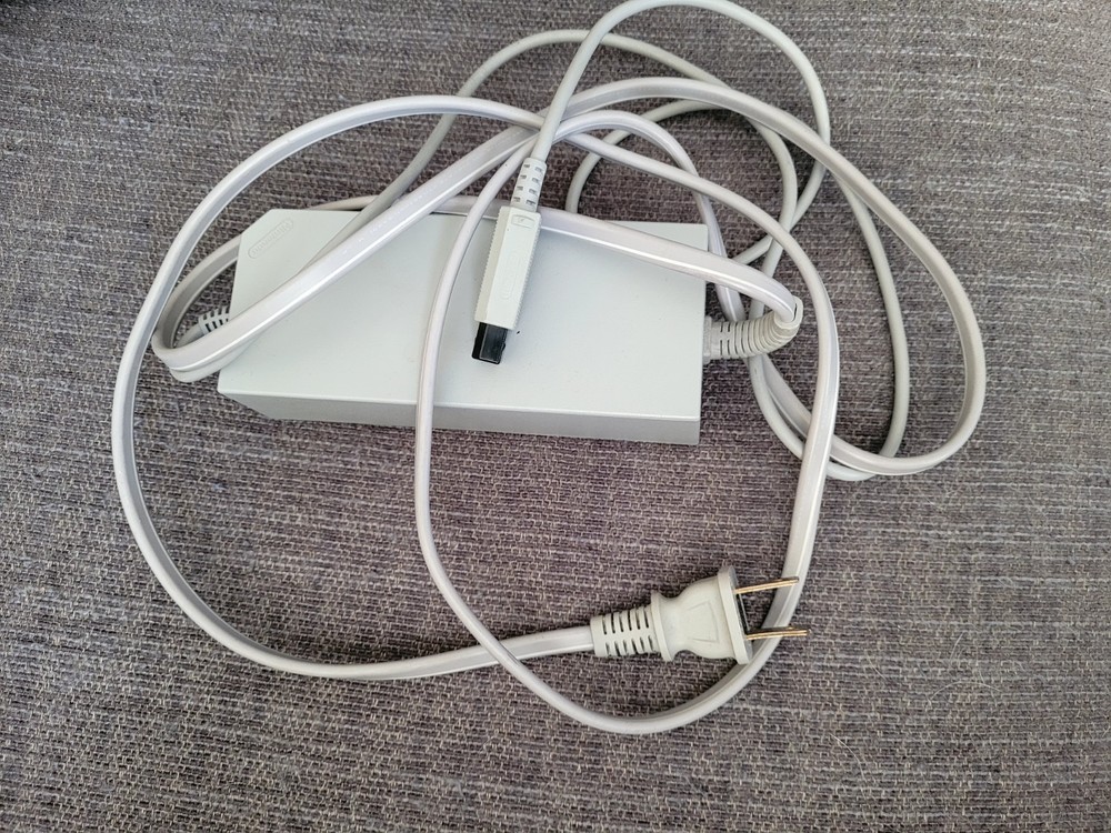 TESTED Nintendo Wii Console RVL-001 W. Controller, Sensor, Power Wires, & Stand