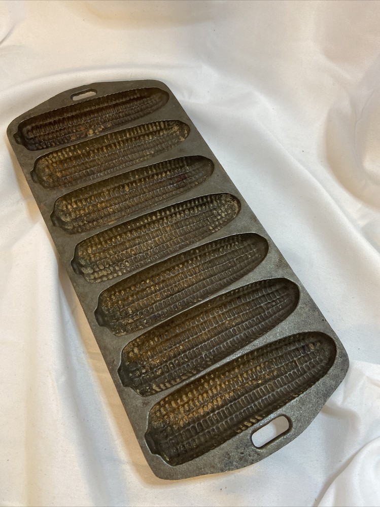vintage cast iron corn bread pan 7 Spots