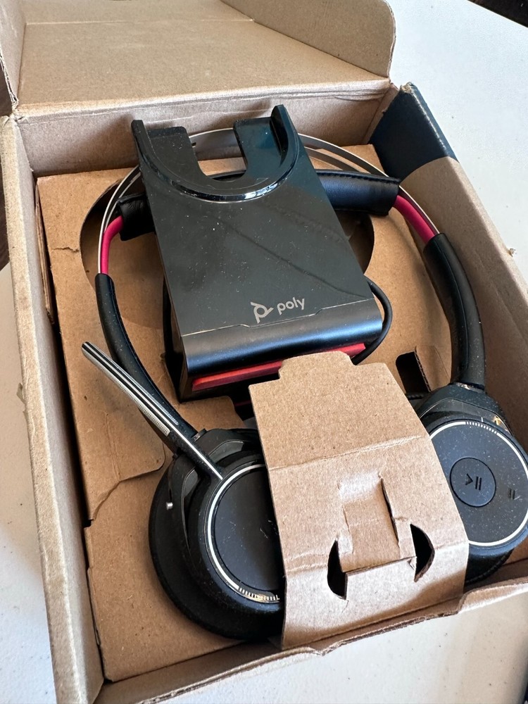 Poly Voyager Focus UC USB Microsoft Teams Headset with Charging Stand - In Box