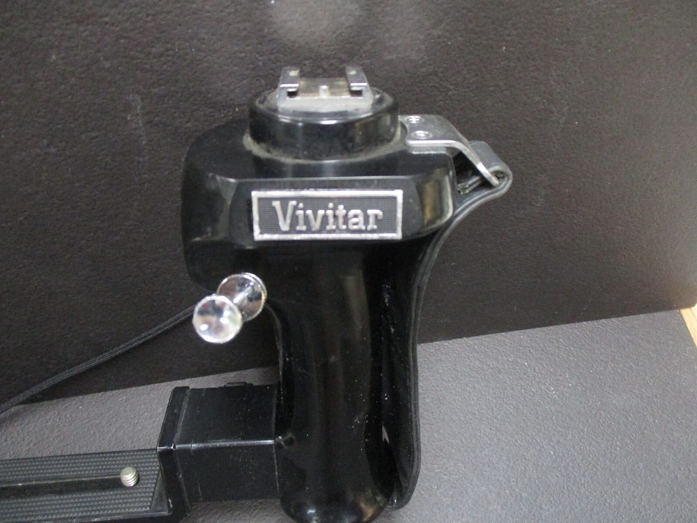 VIVITAR HEAVY DUTY 35mm CAMERA FLASH BRACKET, CABLE RELEASE & HAND STRAP.