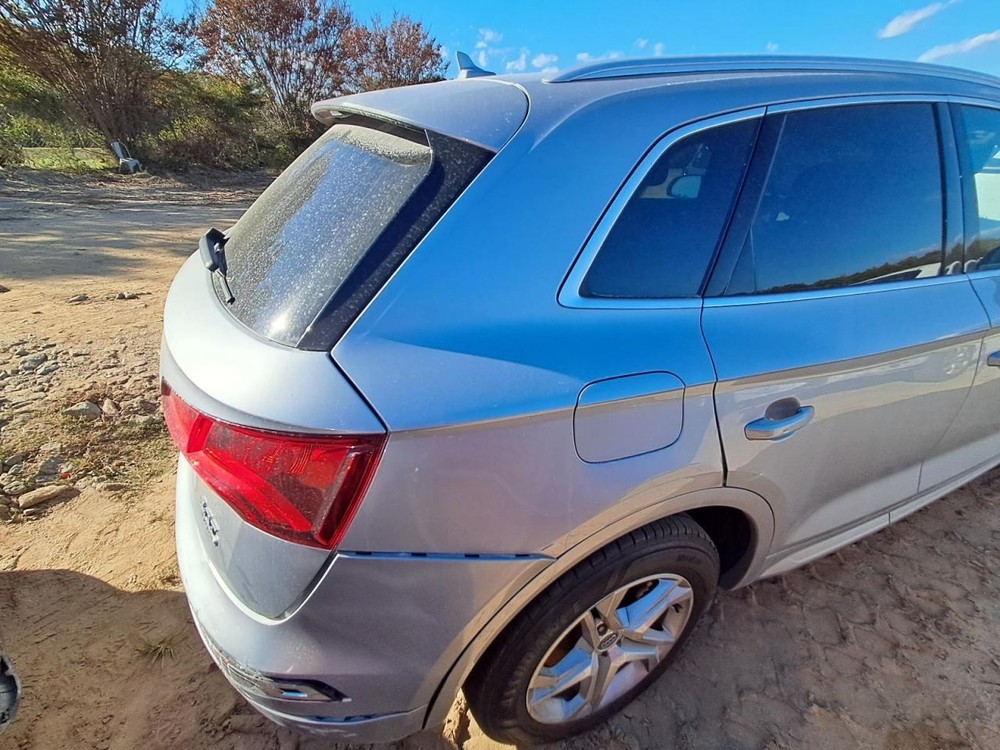 Q5 2018 Glove Box 4842904