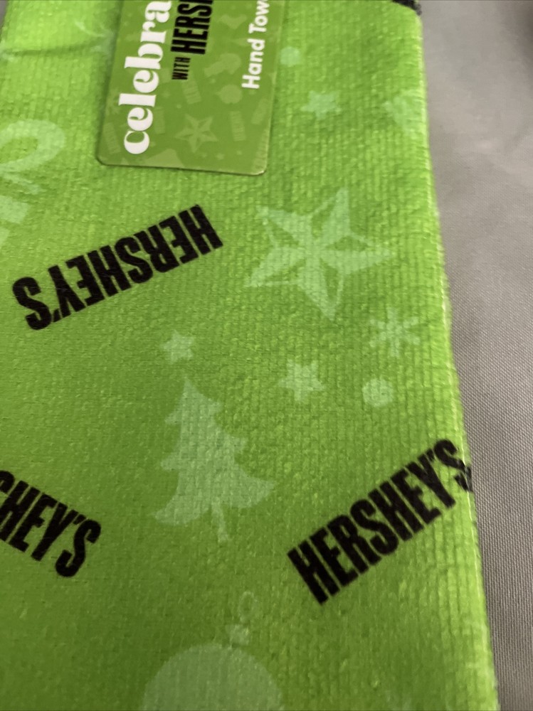 HERSHEYS OVEN MITT & KITCHEN TOWEL SET CHRISTMAS TIME HERSHEY PATTERN NWT