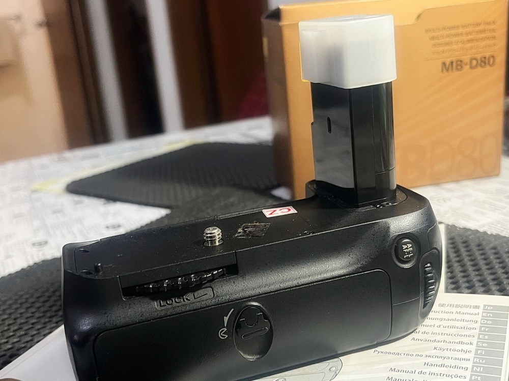 NIKON MB - D80 BATTERY PACK GRIP mint condition