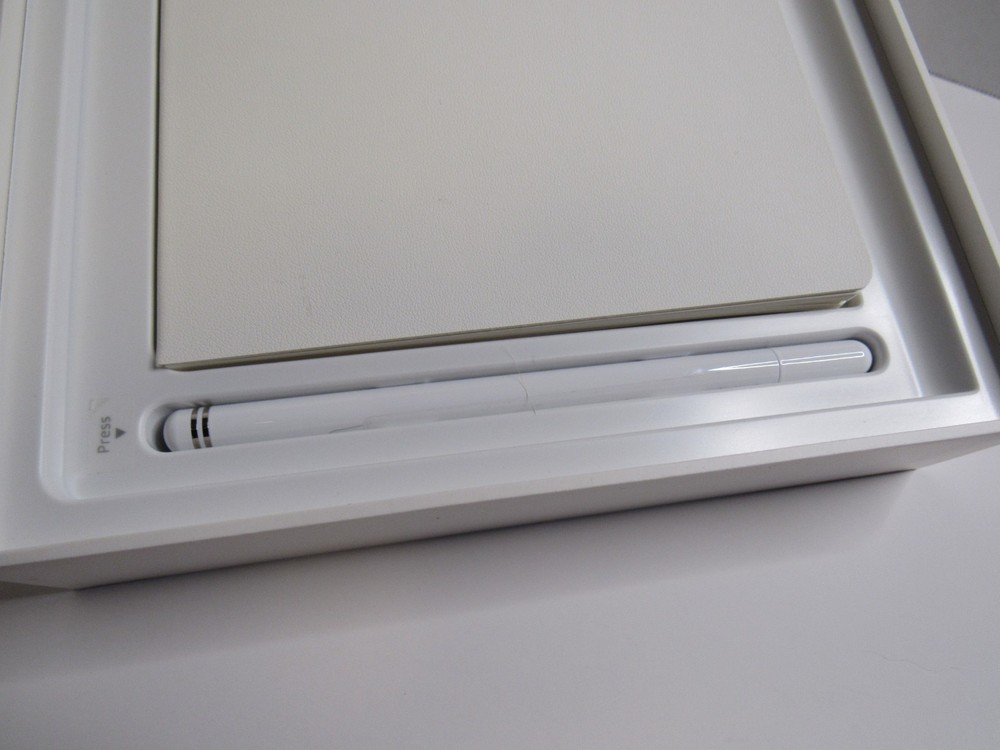Royole RoWrite 2 Smart Writing Notebook With Real Paper Pen Writing! Great Shape