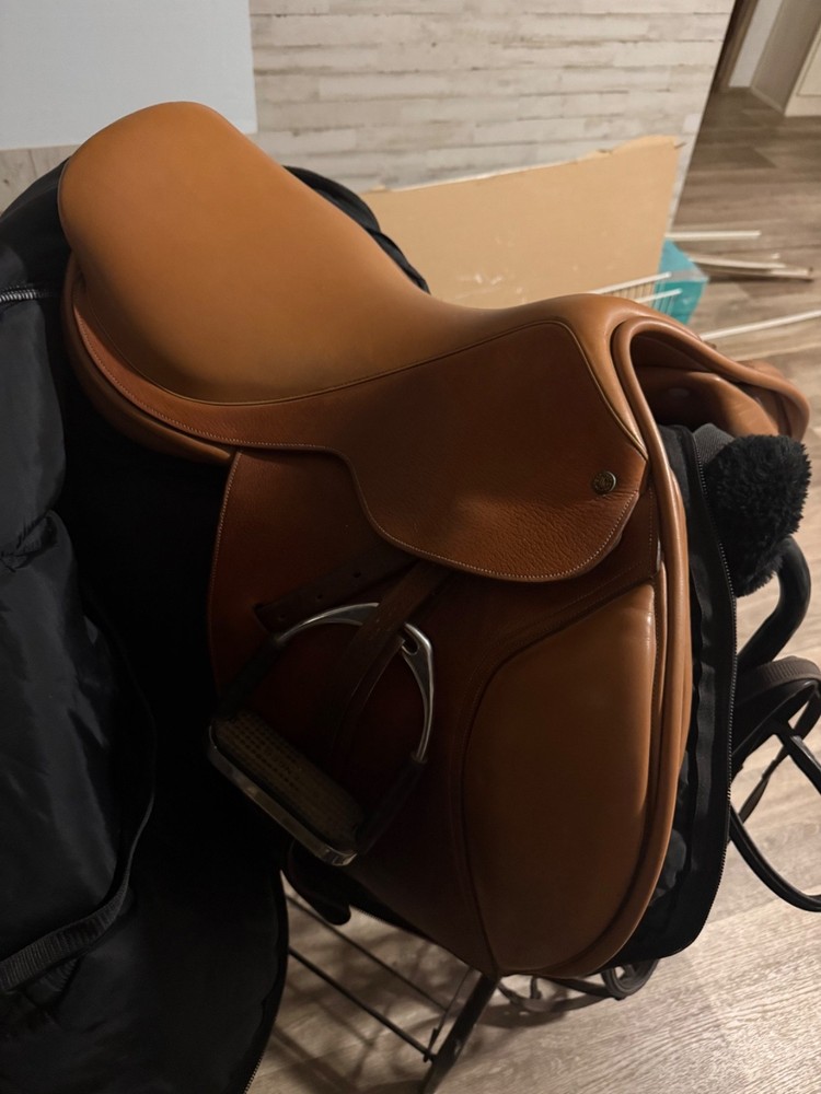 Crosby English saddle 17” seat