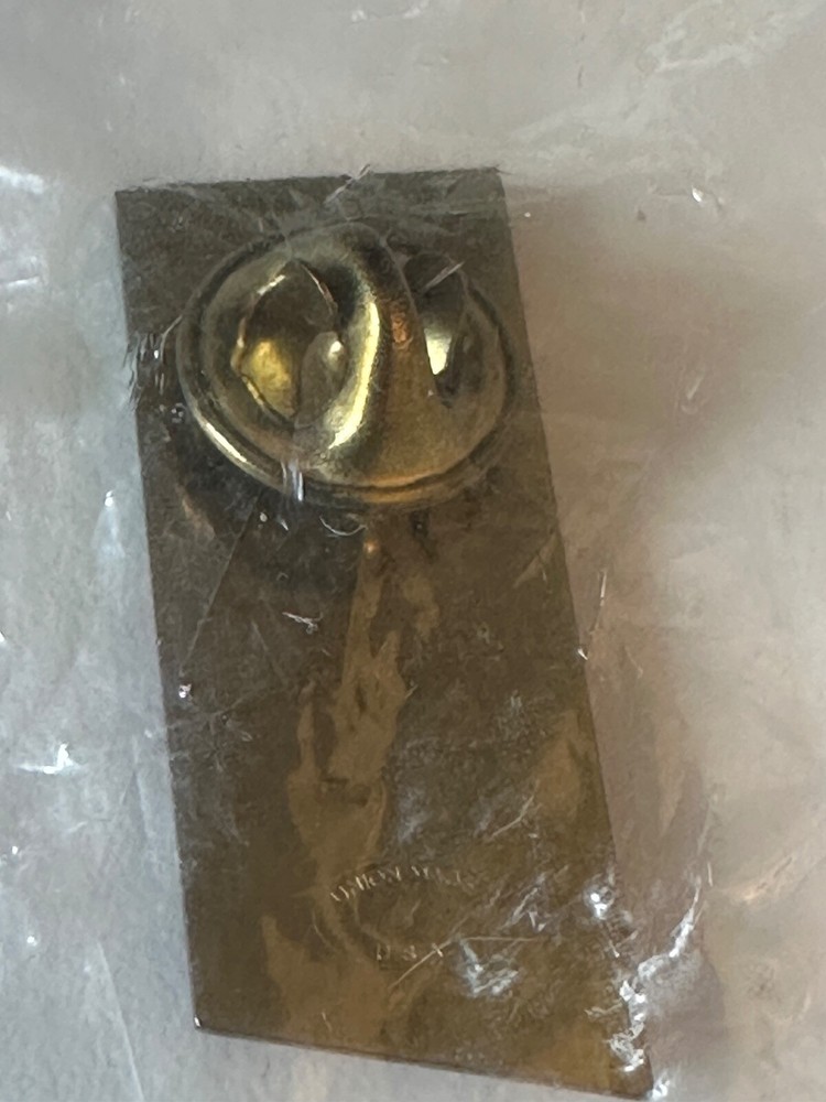 MINT YEAR 2000 FLAG PIN WITH ORIGINAL PACKAGING