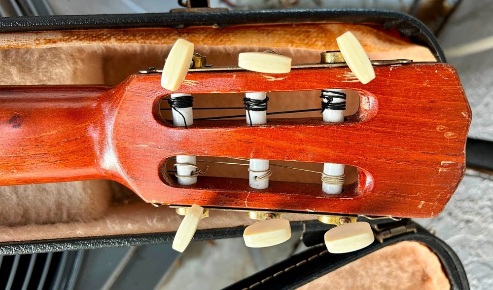 Perfecto Perez ~ classical guitar ~ Hard Case