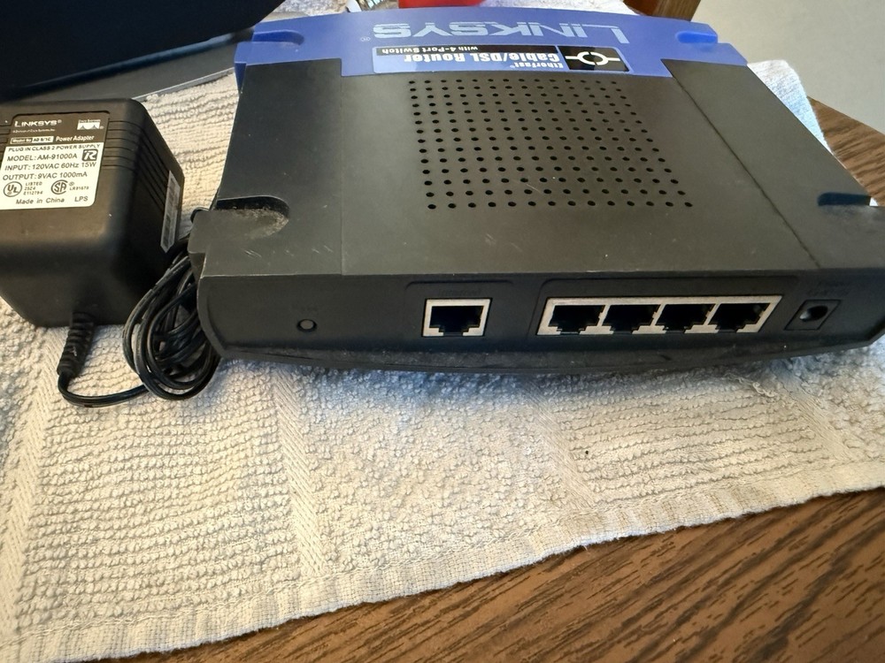 Cisco Router Lynksys Etherfast BEFSH41 Wired Cable/DSL 4 Port Switch & router