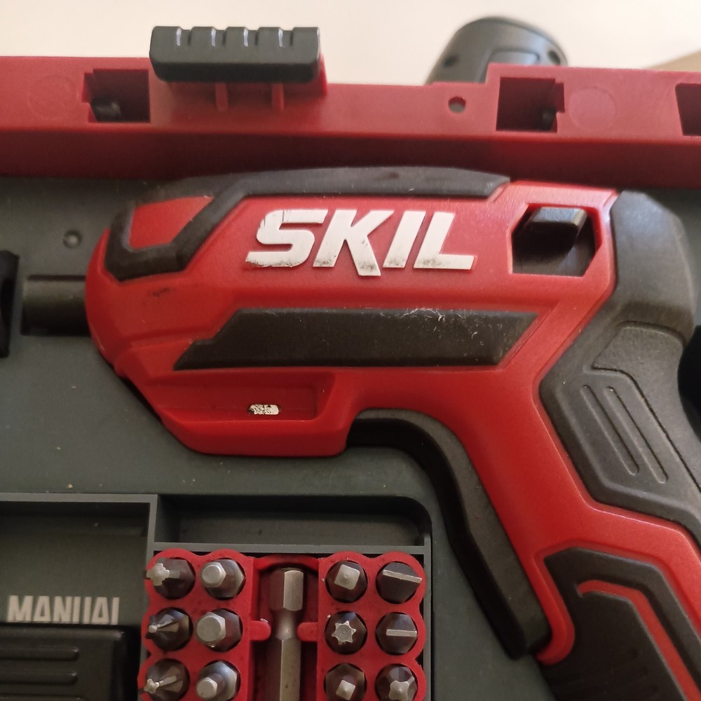 SKIL RECHARGEABLE 4V SCREWDRIVER WITH 42 PC BIT KIT