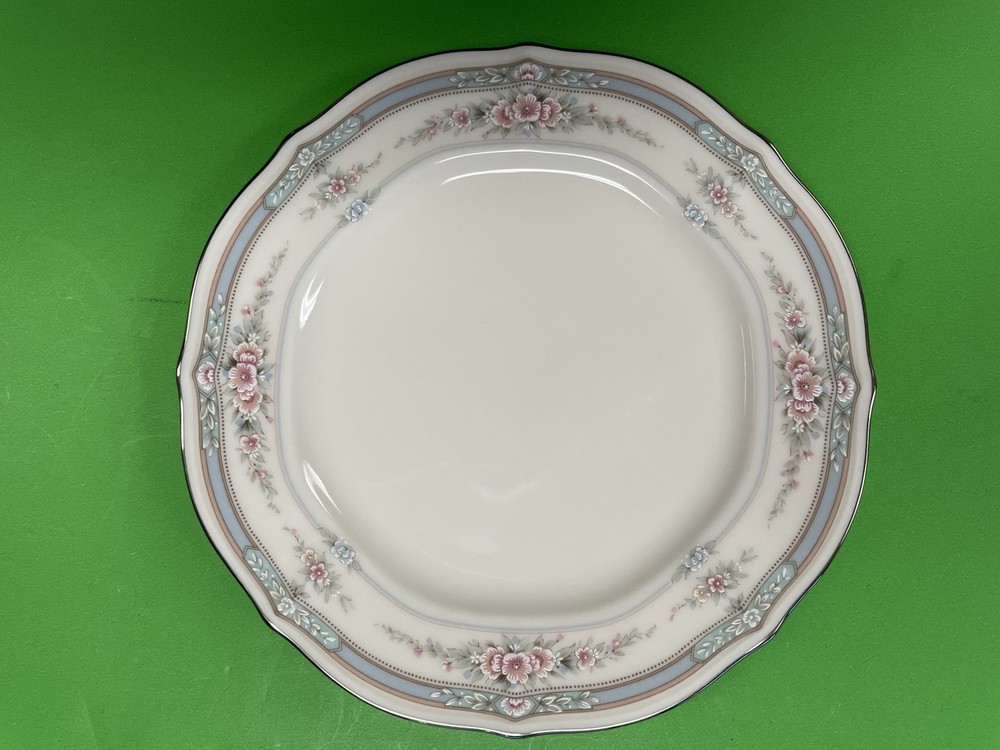 Noritake Rothschild Dinner Plates 10 1/2”