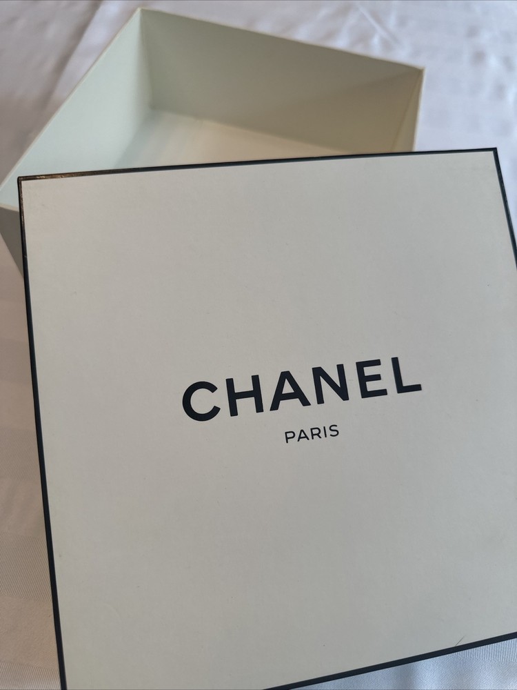 CHANEL Black And White Signature Empty Gift Storage Vintage 2007