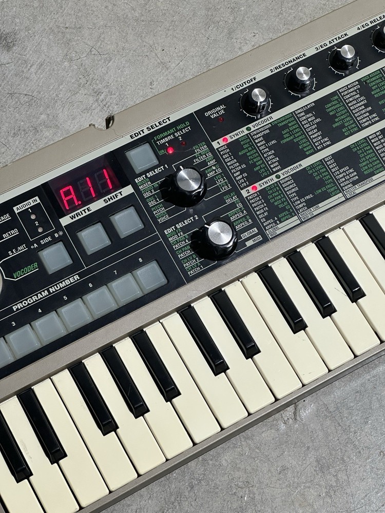 Korg microKORG 37-Key Digital Synth Keyboard Arpeggiator Vocoder MIDI AS IS
