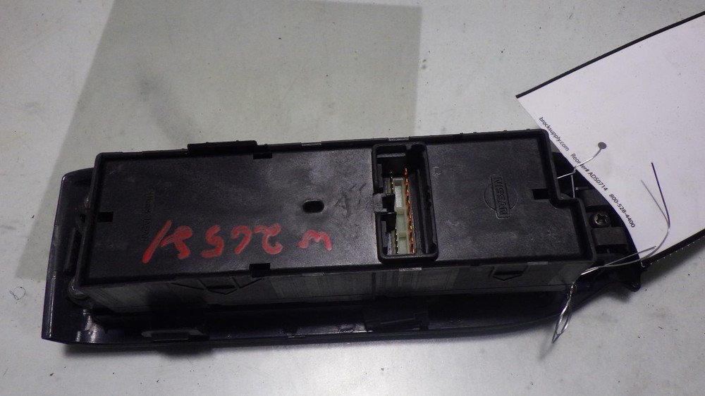 03 INFINITI G35 Front Door Switch