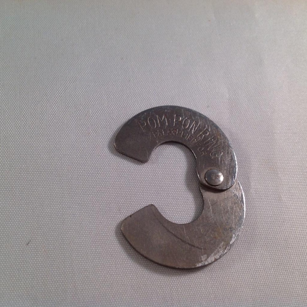 Pom Pon maker Metal Ring Vintage