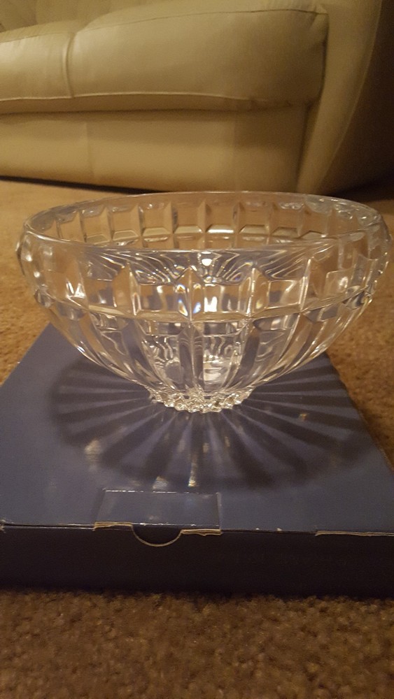 DISCONTINUED MIKASA REFLECTIONS PATTERN CRYSTAL 8" DIAMETER BOWL