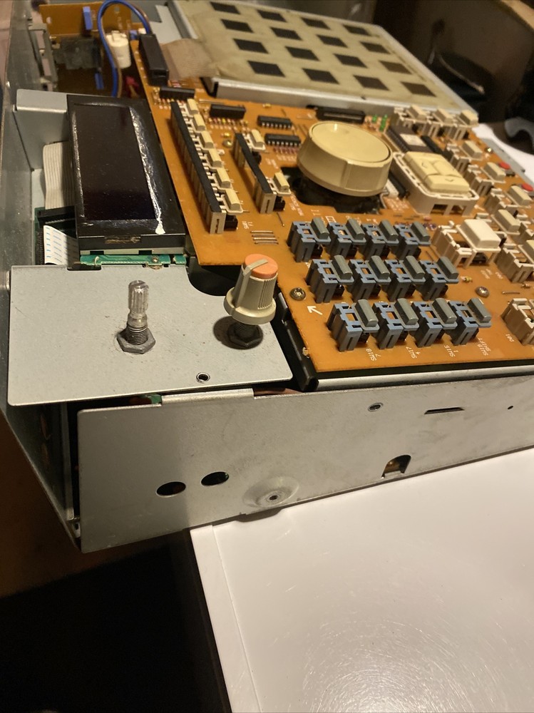 AKAI MPC 2000 Drum Machine Sampler Disk Powers On Linn Midi Beats