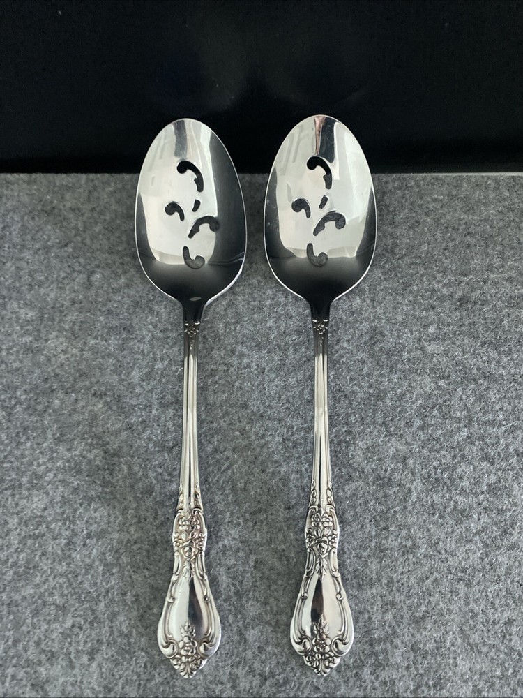 2 Oneida Distinction KENNETT SQUARE Stainless HH Pierced Serving Spoons Flatware