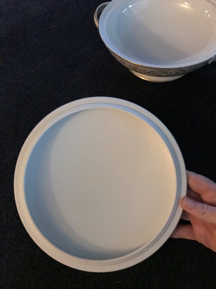 Noritake Creston 6223 covered vegetable round dish