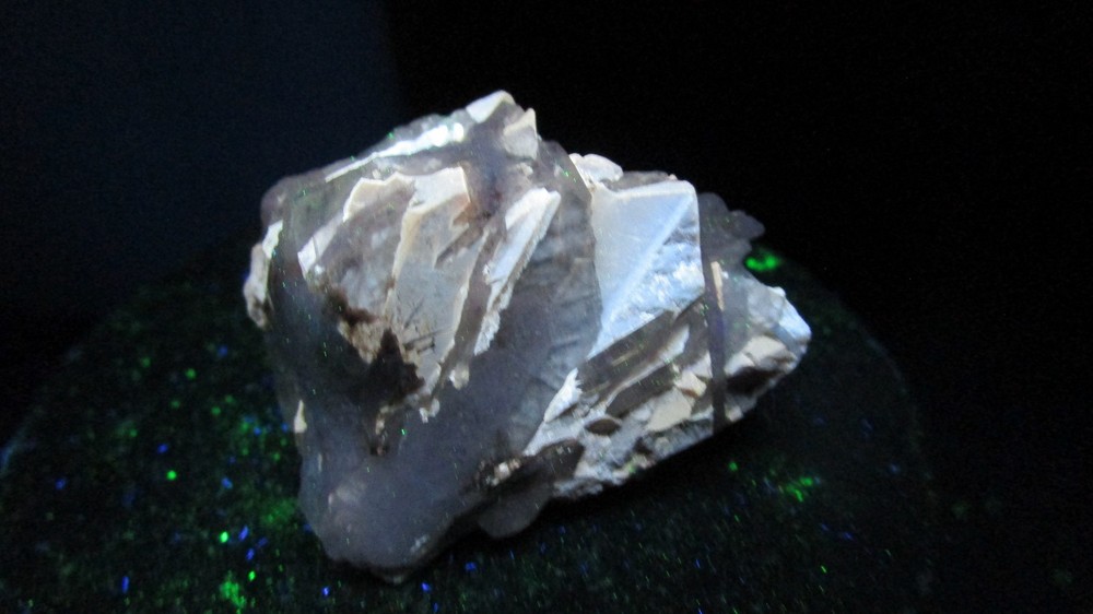 Fluorescent Phosphorescent mineral rock Celestine Fluorite S43