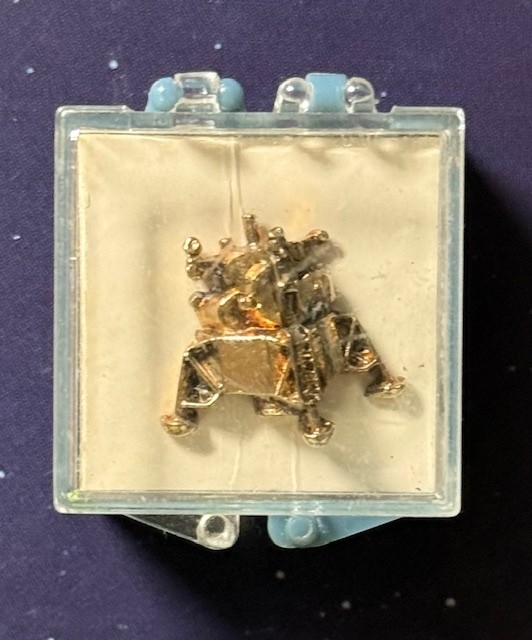 APOLLO LUNAR EXCURSION MODULE ORIGINAL ERA DIMENSIONAL PIN IN ORIGINAL SNAP CASE