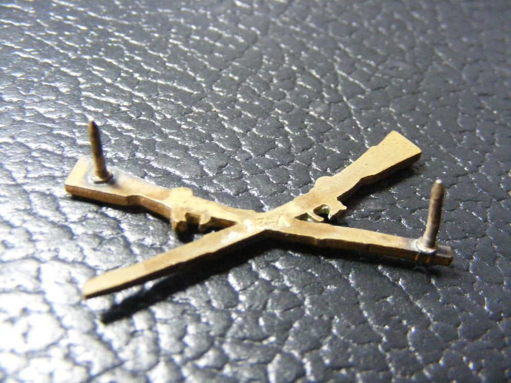 WW2 infantry officers collar pin a