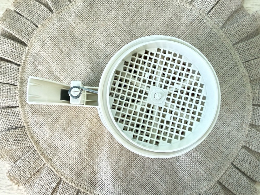 EKCO Hand Held 3-Cup Sifter With Lid-Off White-EUC