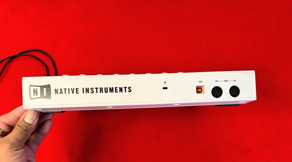 Native Instruments MASCHINE MK2 White – Powers On – No Software for Full Test