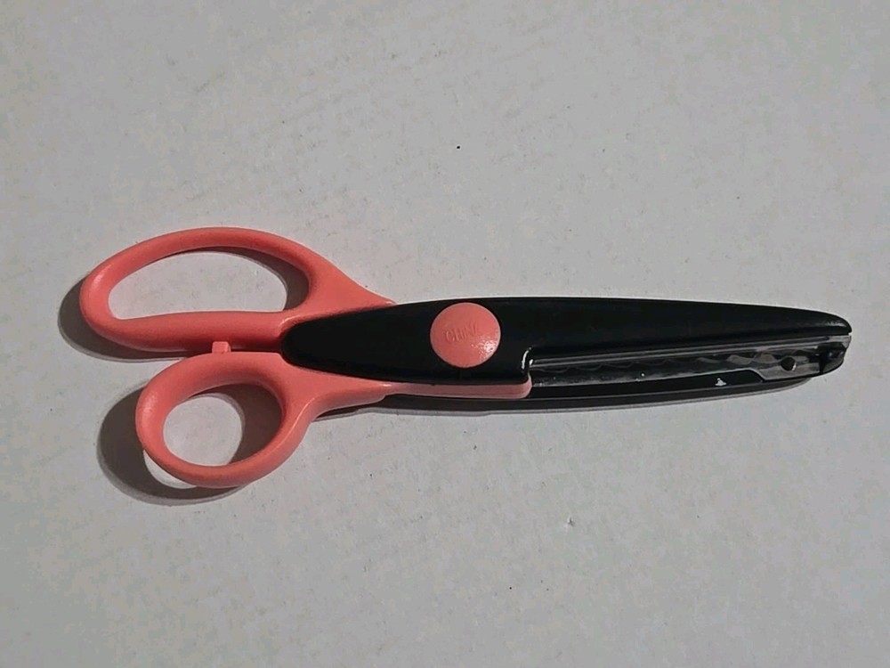 Fiskars Paper Edgers Heartstrings Papercrafting Scrapbooking Scissors