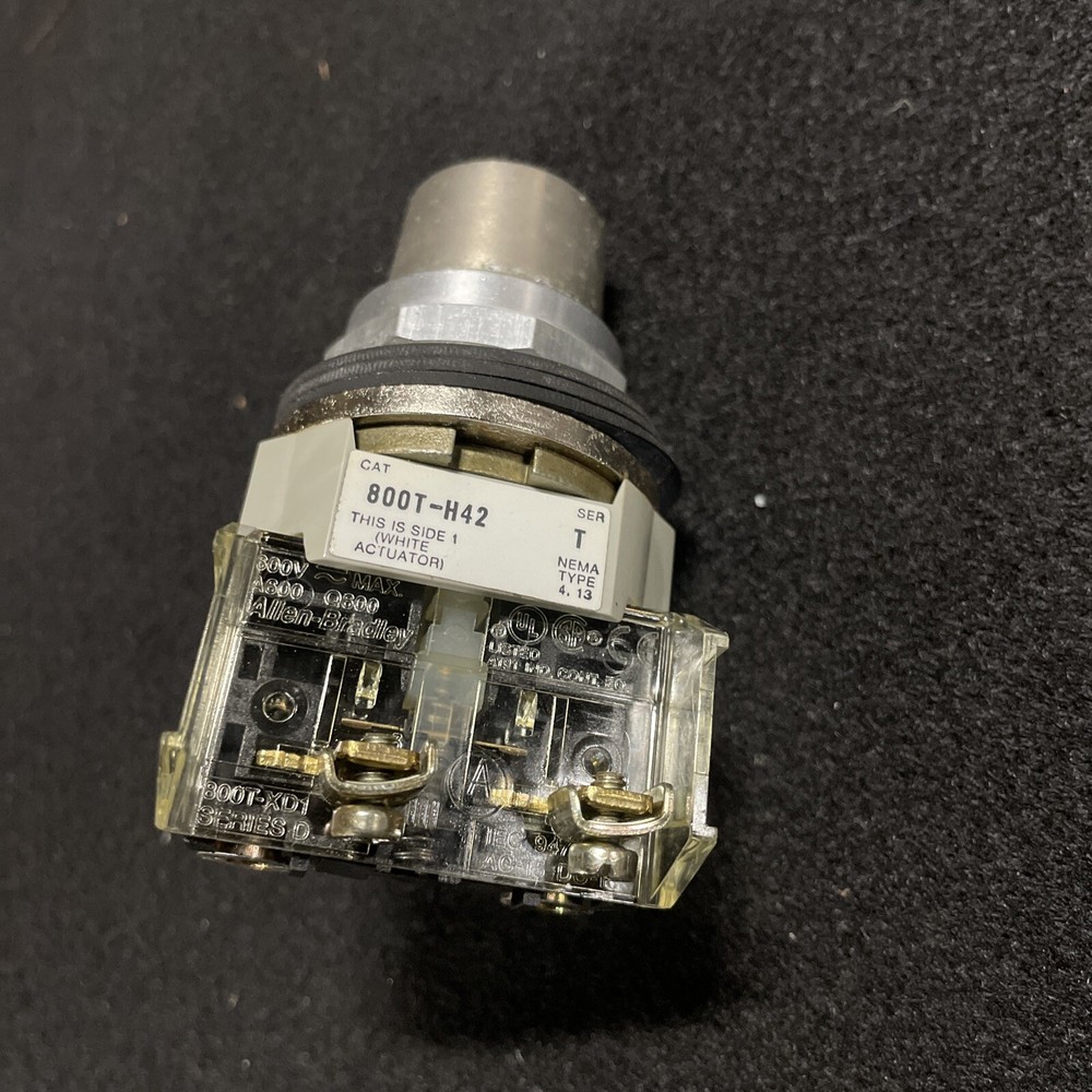 Allen-Bradley 800T-H42 Keyed Selector Switch (st747)