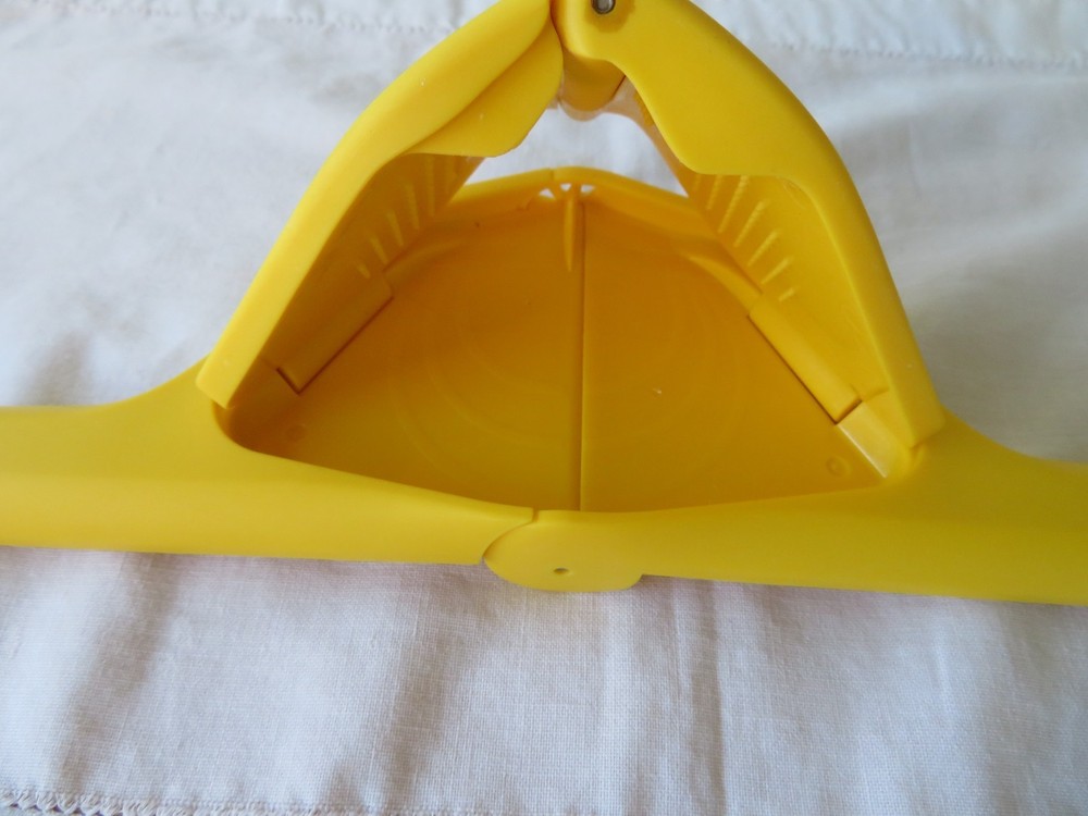 Manual Citrus Squeezer Effortless Hand Juicing~Fold Flat Design-Easy to Store