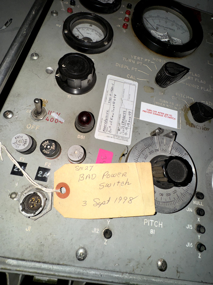 TEST SET UNIVERSAL ATTITUDE INDICATOR