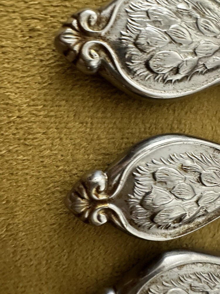Wallace 1810 Stainless Peacock Pattern (8) Dinner Knives - (blade Flaws)