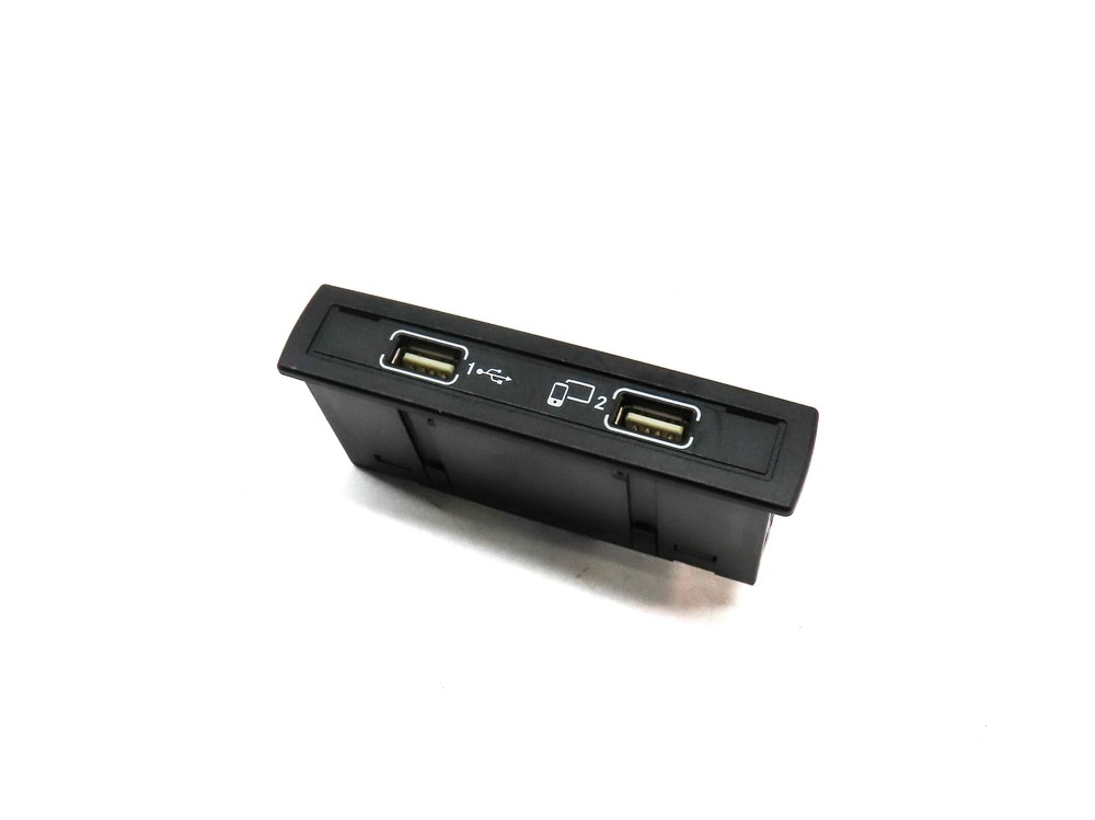 2016 MERCEDES GLA250 (X156) USB PLUG IN PANEL