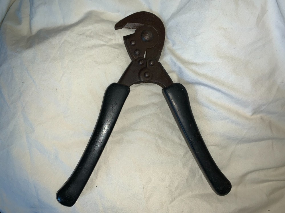NICE ORIGINAL U.S. WWII USMC / ARMY M1938 BARB WIRE CUTTERS- DATED 1945