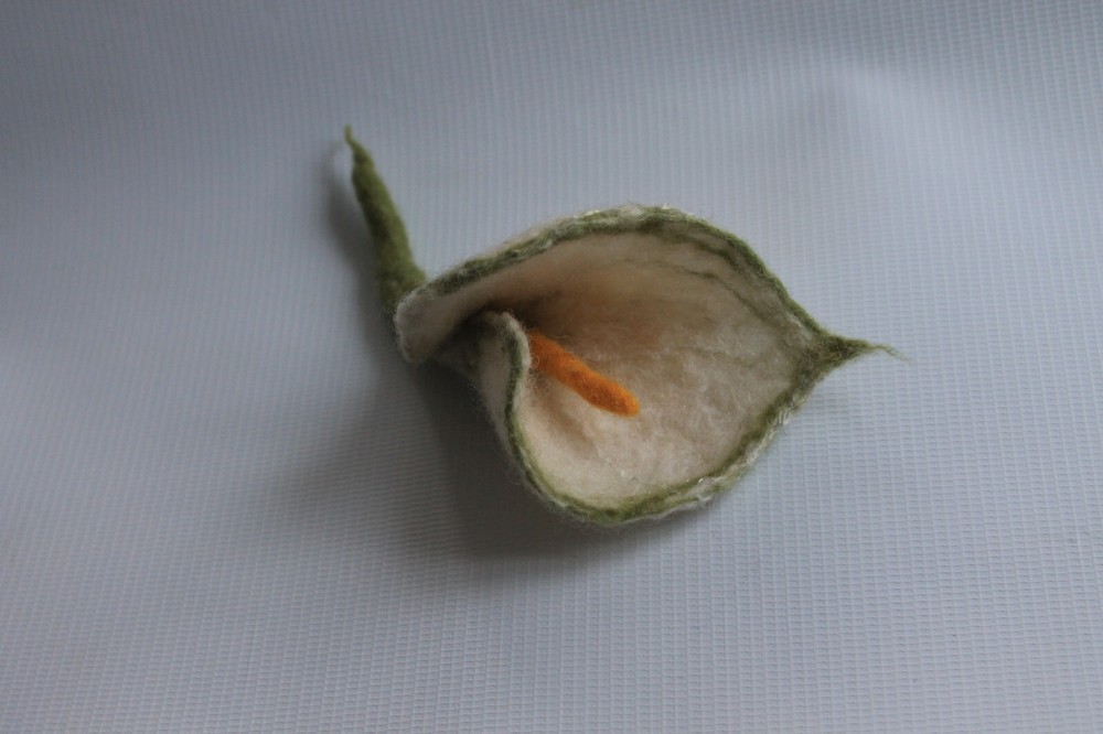 Brooch flower white calla / wool / pin / Handmade