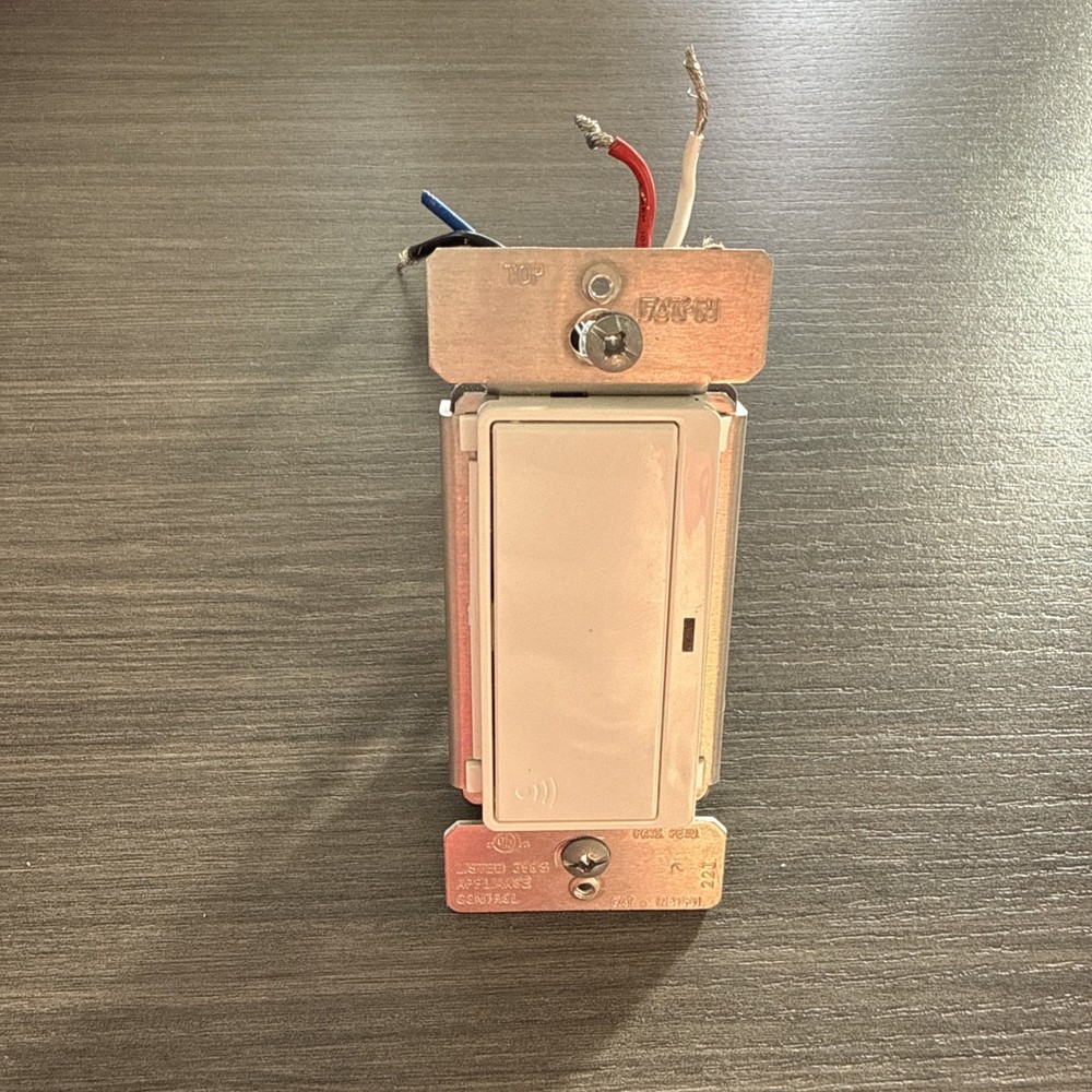 Eaton Z-Wave Plus 3-way Smart Light Switch, White. Model RF9601