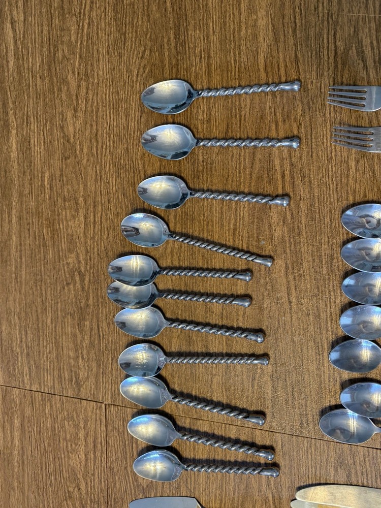 Hampton Silversmiths CAROUSEL Stainless Twist Handle Silverware Soup Spoon