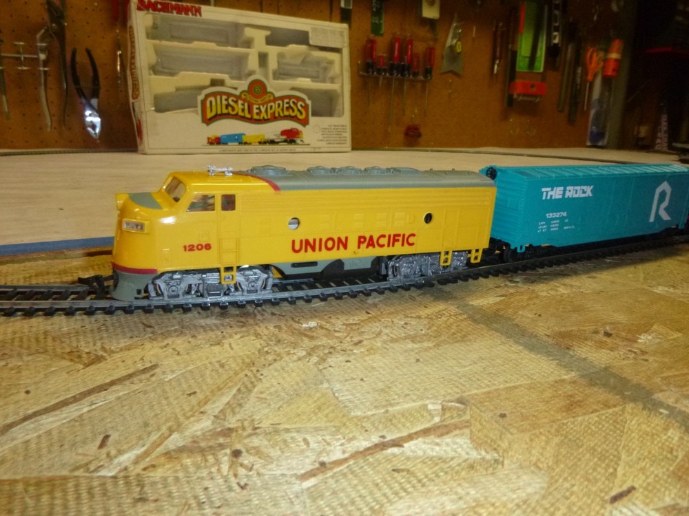 Reconditioned Bachmann HO scale Diesel Express complete train set for sale 3