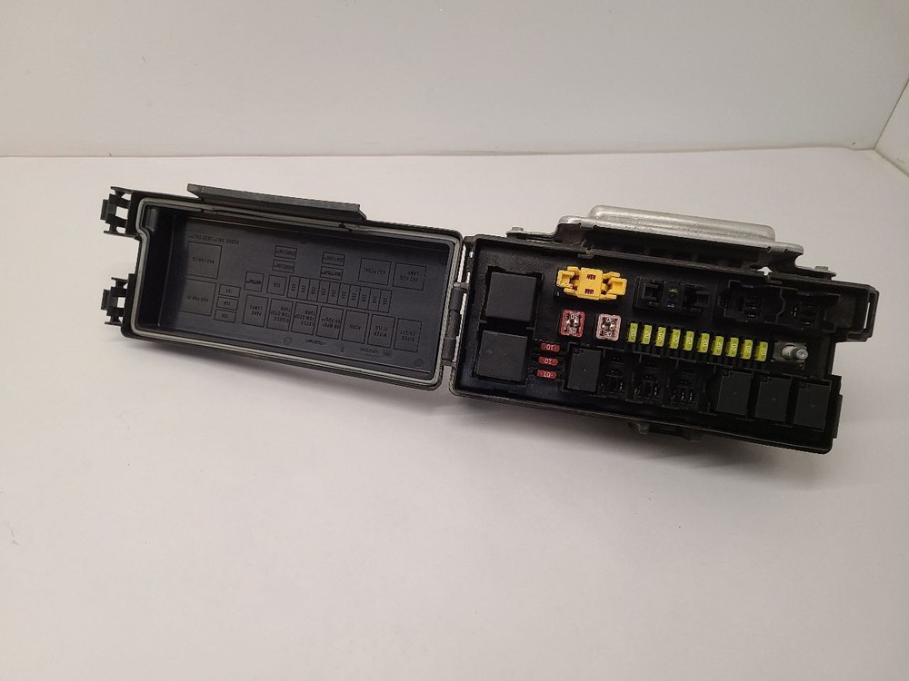 2009-2010 JEEP COMMANDER Power Supply Includes Fuse Box 4692214AA