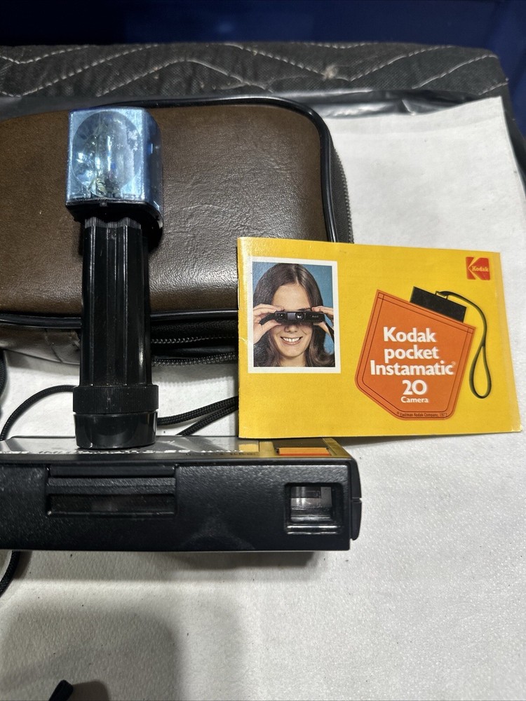 Several Vintage Cameras And Flash Bulbs, Read Full Description