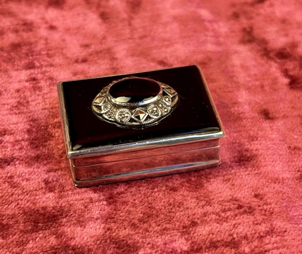 A Gorgeous Solid Silver & Onyx Hallmarked Pill Box. Birmingham