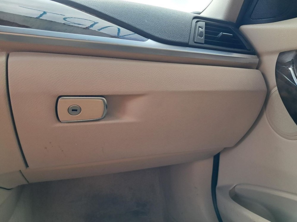 320I      2014 Glove Box 4816732