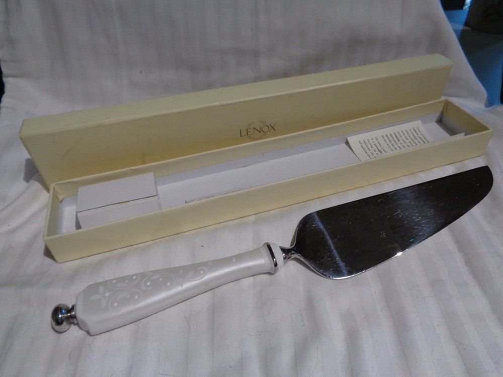 LENOX CAKE PIE SERVER W/ PORCELAIN HANDLE WEDDING / HOLIDAYS IN GIFT BOX