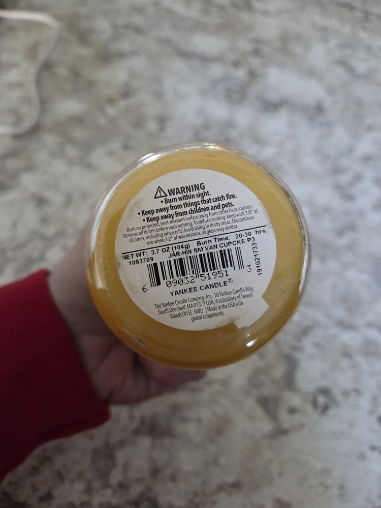 Yankee Candle Vanilla Cupcake 3.7 oz