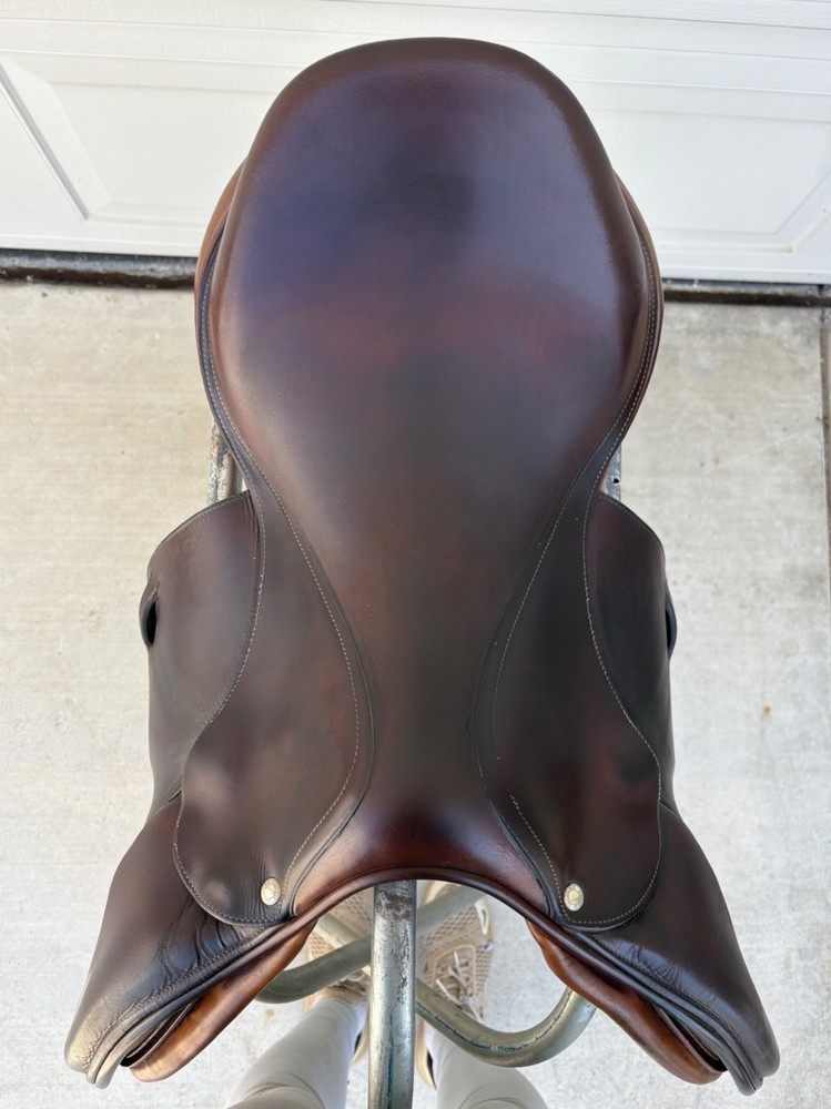 Devoucoux Oldara Jump Saddle – 18” / 4AA Flaps / Arcade Normale Tree