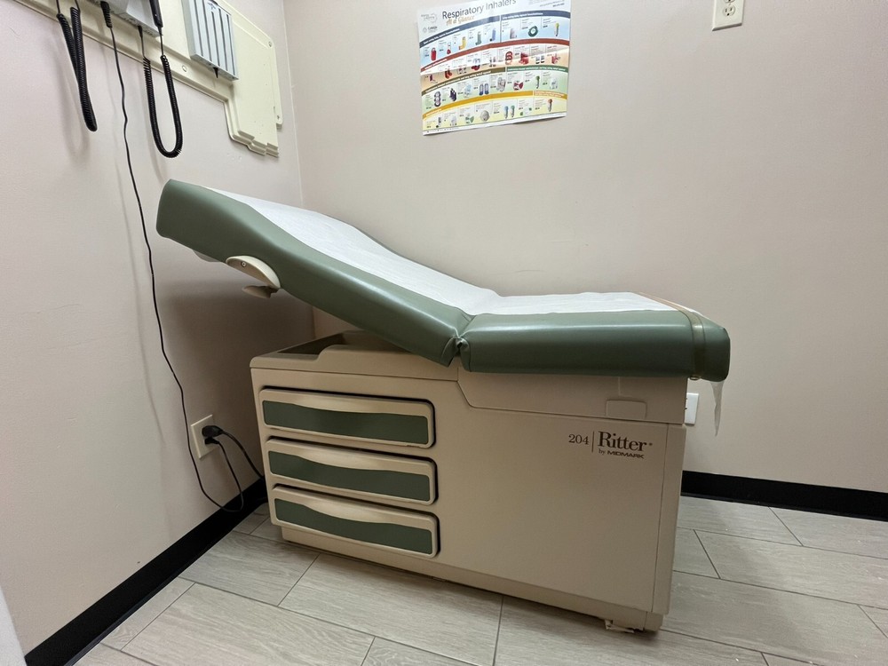 Pre-Owned Midmark Ritter 204 Exam Table Excellent Condition