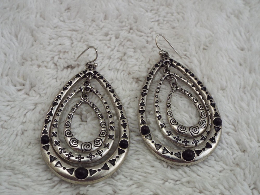Silvertone Black Pierced Earrings (C6)
