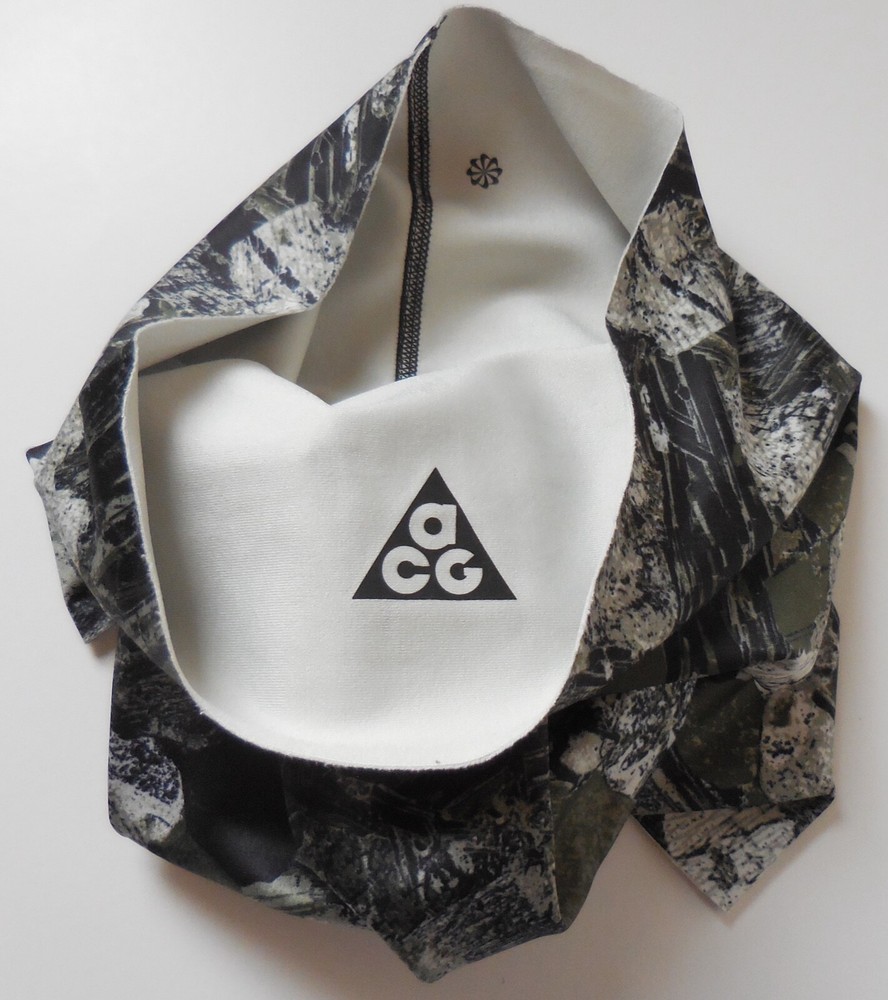 NIKE Unisex ACG Printed Neck Wrap Warmer Light Army/Light Bone/Summit White